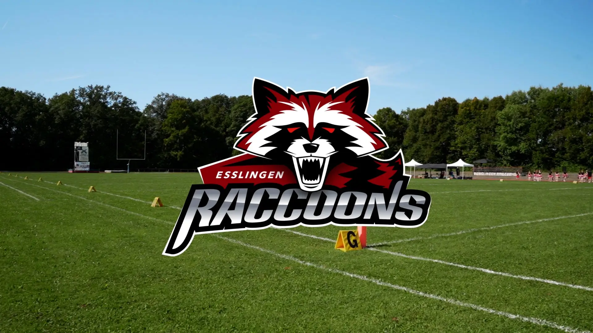 Footballspieler der Esslingen Raccoons in Aktion auf dem Spielfeld